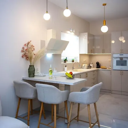 Maira House Apartment